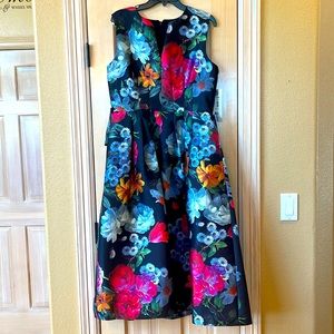This is a Kay Unger 3/4 length dress with pockets. Never worn.